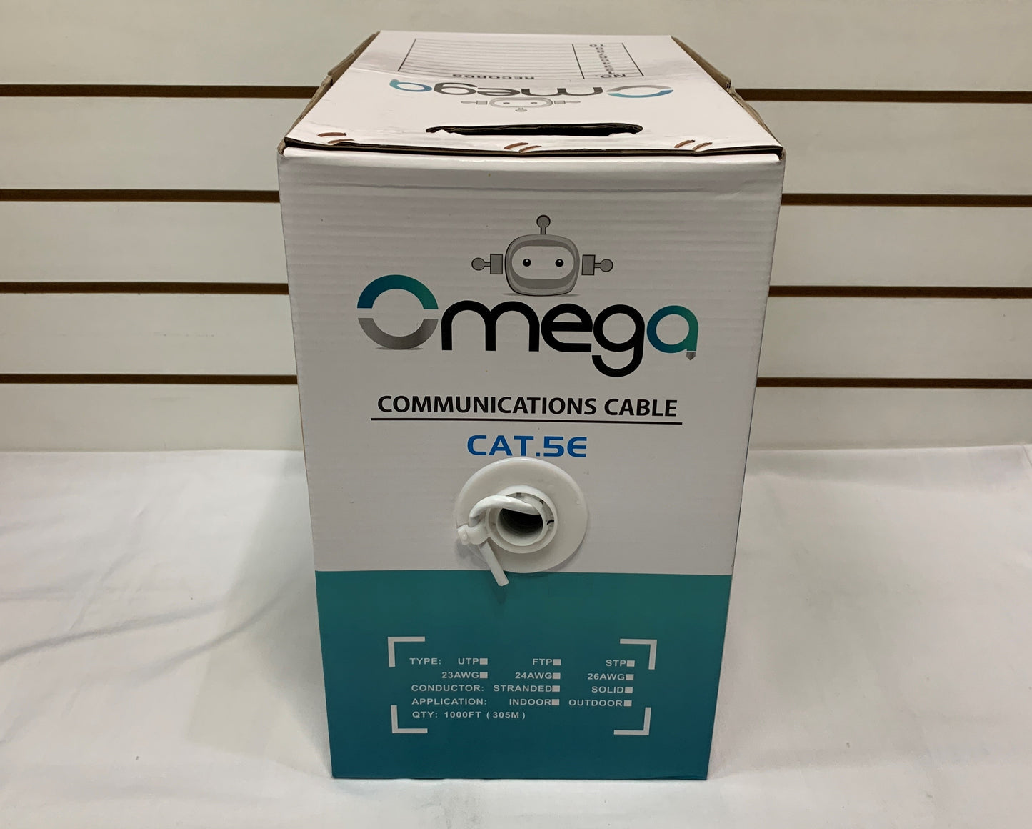 Bobina de cable UTP 305 metros categoria 5e color blanco marca Omega