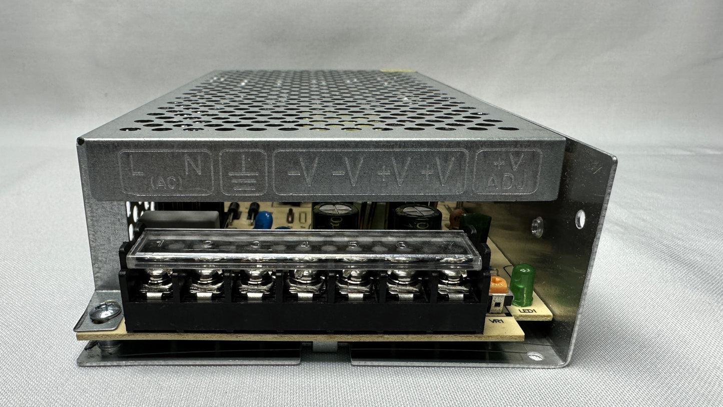 Fuente de Voltaje metalica tipo Switching 12 Voltios 15 Amperios