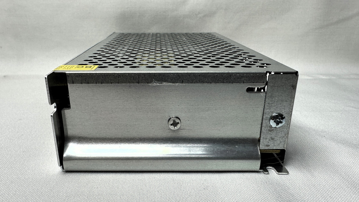 Fuente de Voltaje metalica tipo Switching 12 Voltios 15 Amperios