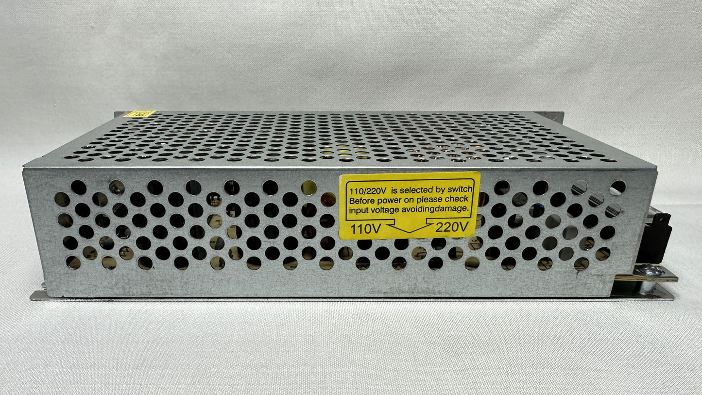 Fuente de Voltaje metalica tipo Switching 12 Voltios 15 Amperios