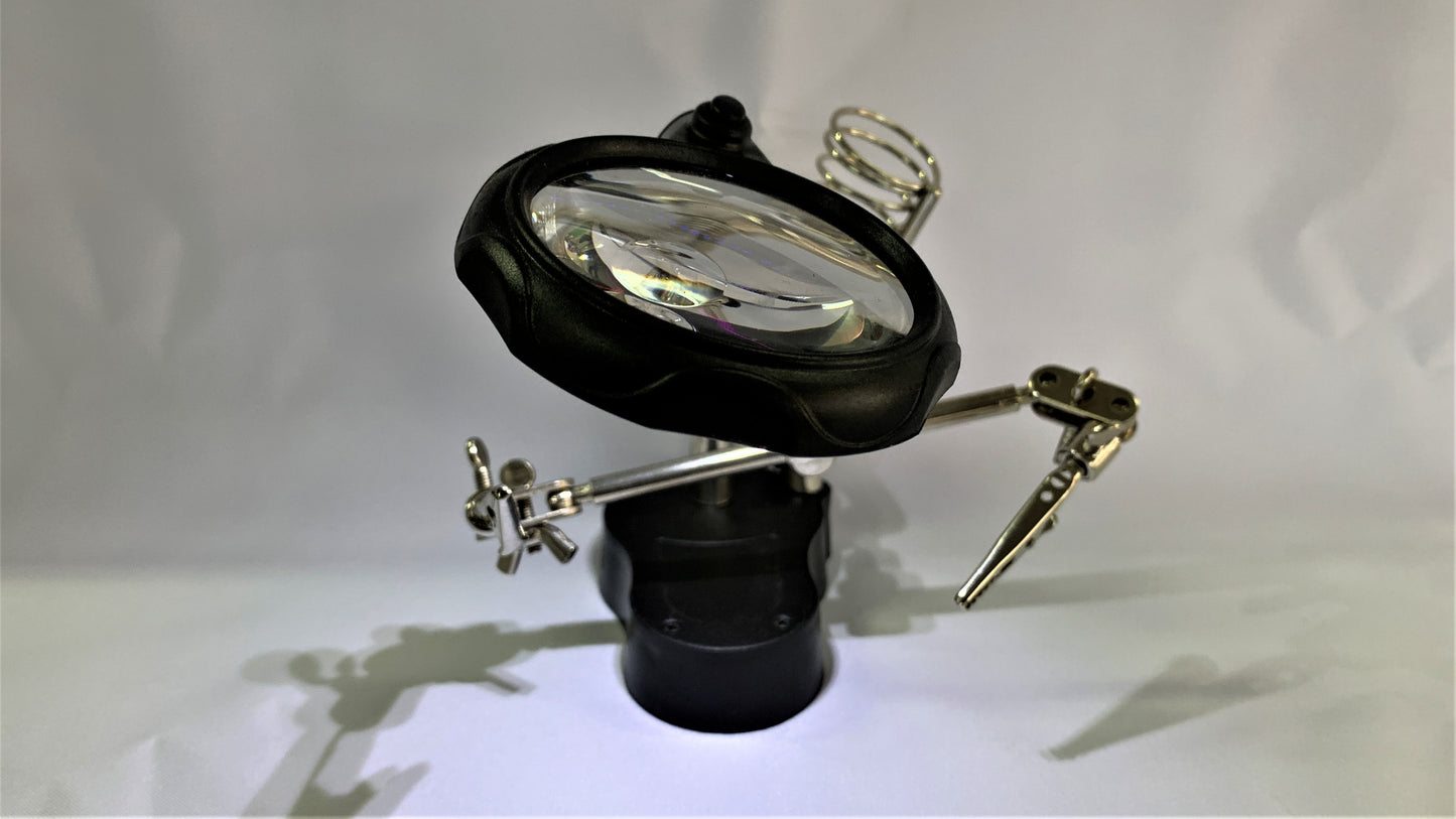 Tercera mano con Lupa, Porta Cautin, Pinzas Lagarto y luz LED