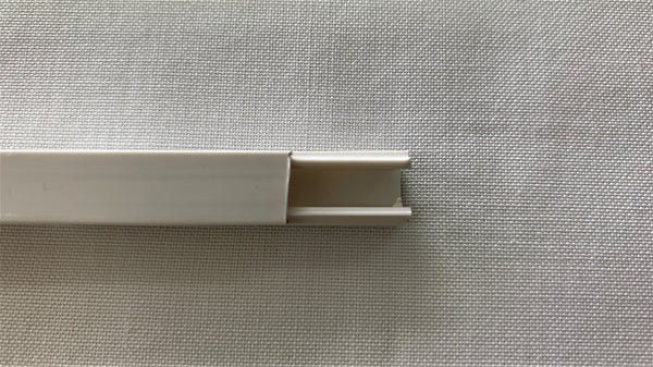 Canaleta plastica color blanco con adhesivo 10 x 10 x 2000 mm