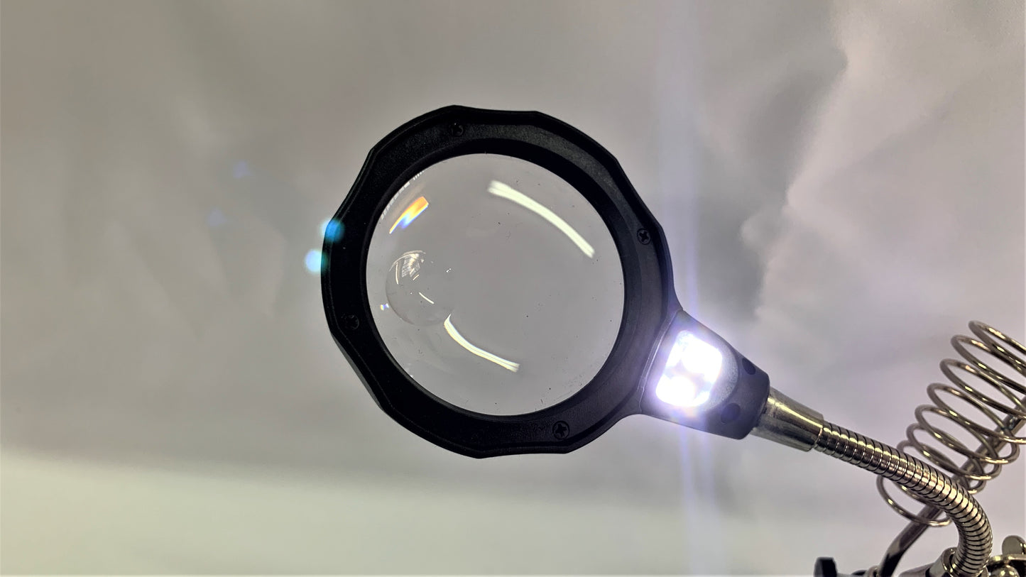 Tercera mano con Lupa, Porta Cautin, Pinzas Lagarto y luz LED