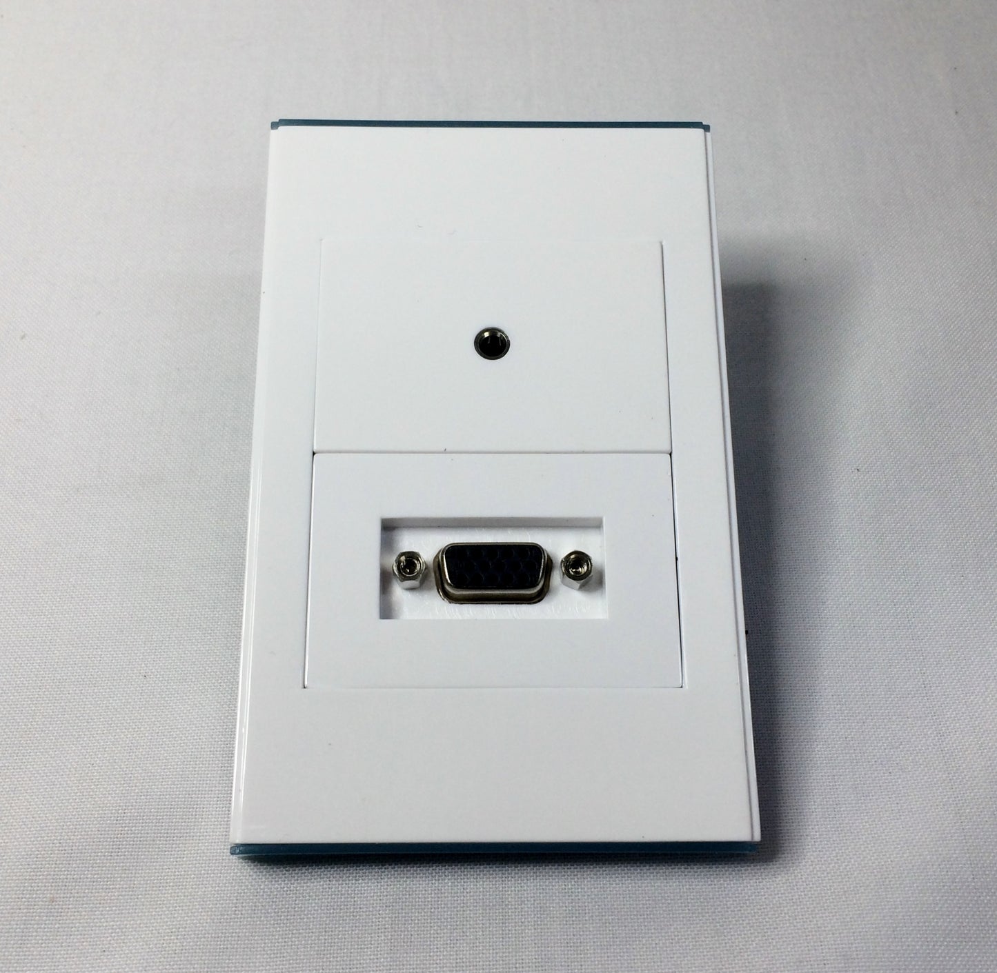 Faceplate de 1 conector VGA mas 1 conector de audio 3.5 mm
