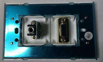 Faceplate de 1 conector VGA mas 1 conector de audio 3.5 mm